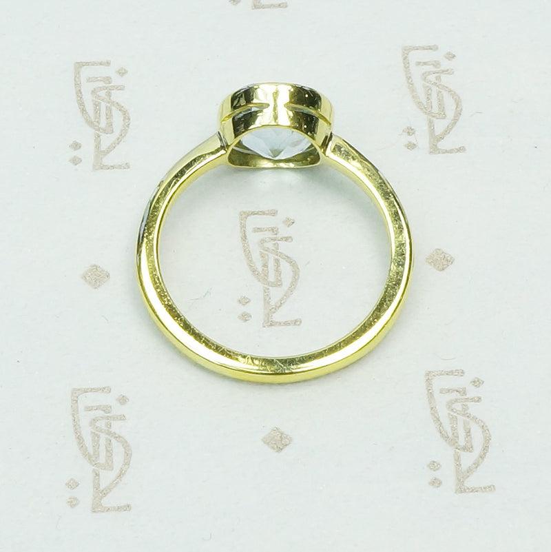 Simply Beautiful Bezel set Aquamarine in 18k