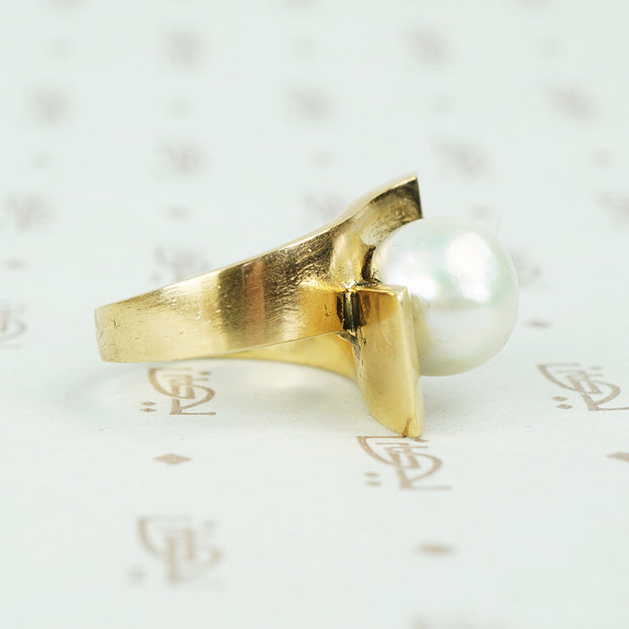 1970's chunky gold big pearl ring bypass style side viw