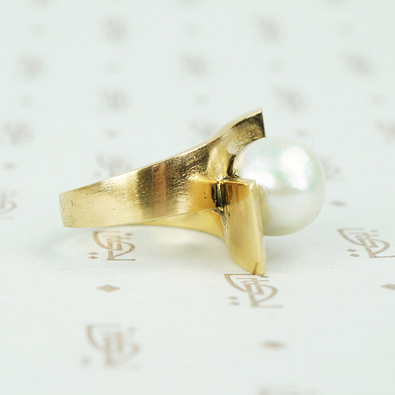 1970's chunky gold big pearl ring bypass style side viw