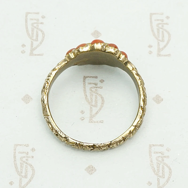 Coral Georgian mourning ring, gold sheet engraved with roses. Top view.