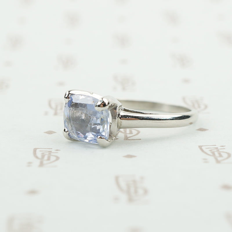 light grey blue sapphire in platinum side view