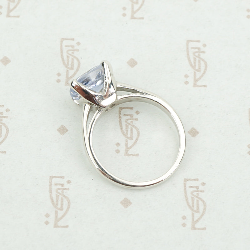 light grey blue sapphire in platinum side view