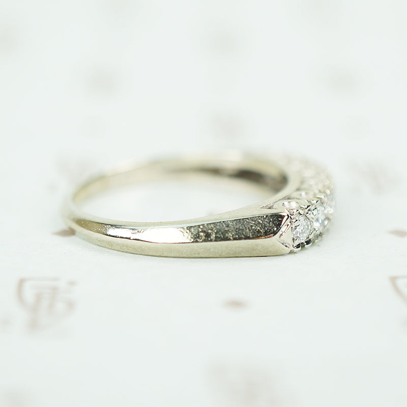 side detail of 1940's wedding band showing knife edge and fish tail details