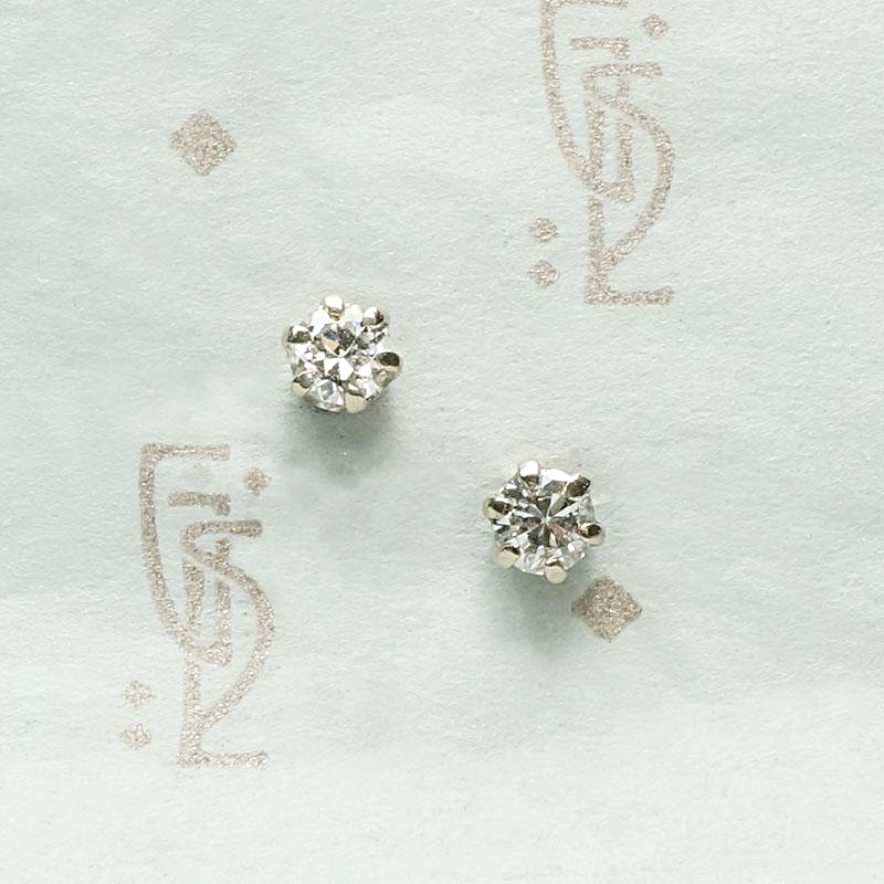 Pretty Vintage Diamond Stud Earrings in White Gold
