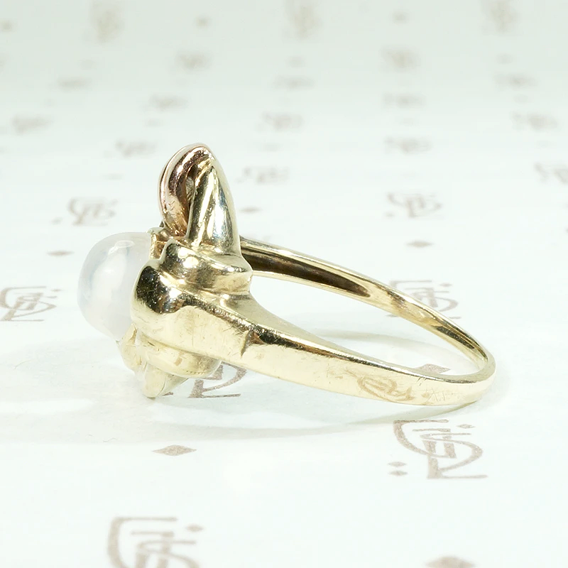 Imaginative Two-Tone Retro Ring with Moonstone