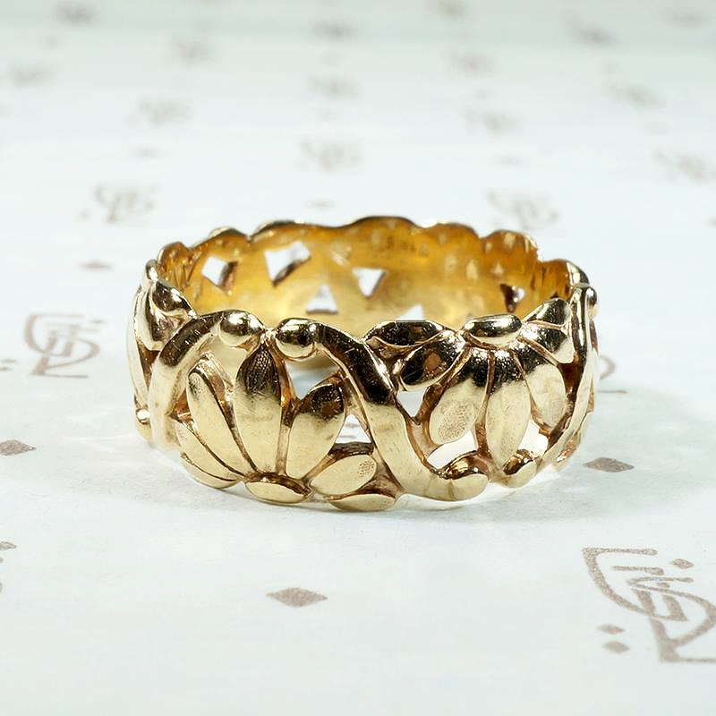 Darling Daisies Vintage Gold Wedding Band