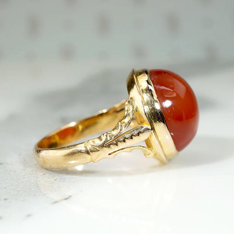 Spicy Carnelian Cabochon in Elegant Gold Ring
