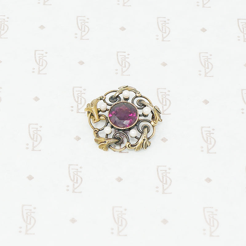 Gold brooch with acanthus leaves a rhodolite garnet and pearls