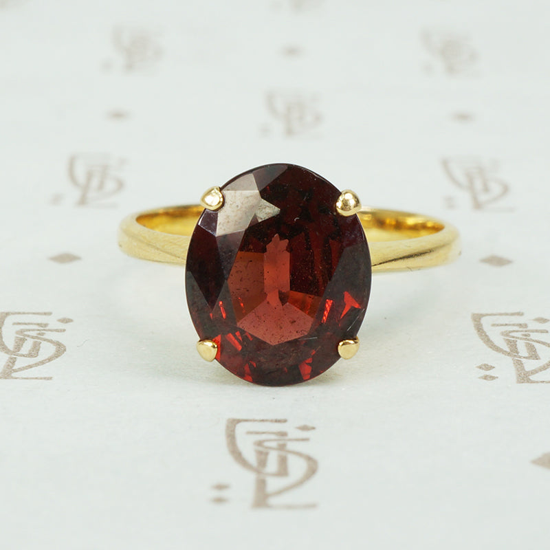oval deep red garnet in 14k yellow gold circa 1960 solitaire