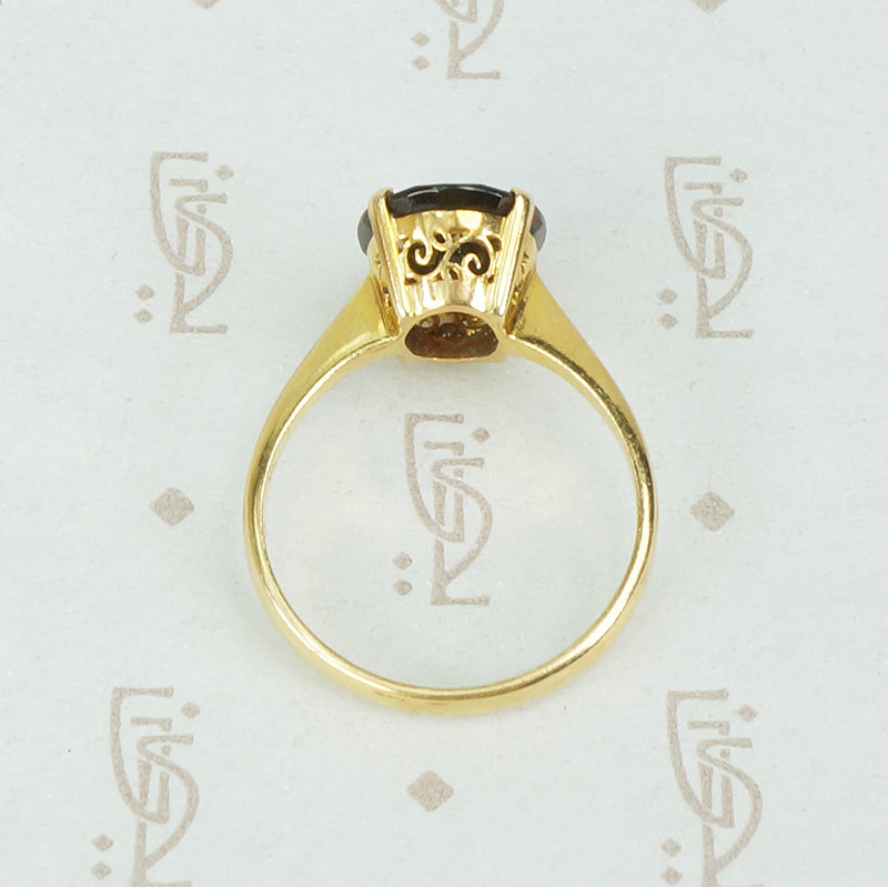 Vintage Oval Garnet in Gold Solitaire