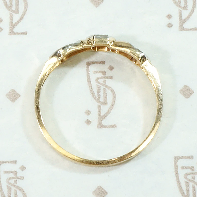 Sweet 1930s NOS Bow Wedding Band