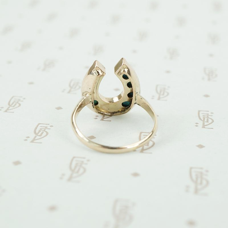 back view of horseshoe ring