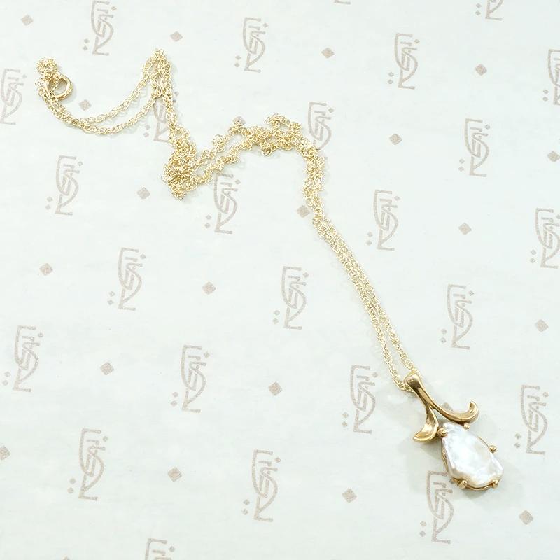 Elegant Freshwater Pearl Pendant in Gold