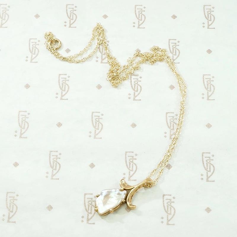 Elegant Freshwater Pearl Pendant in Gold