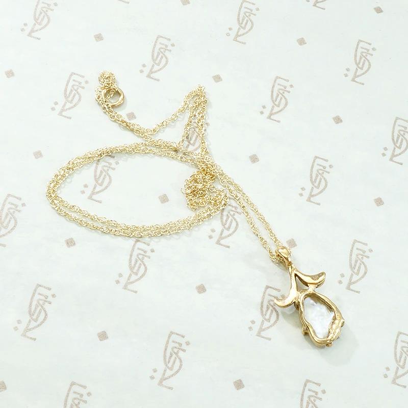 Elegant Freshwater Pearl Pendant in Gold