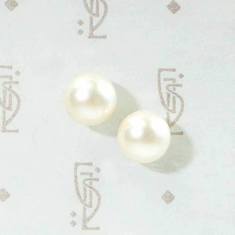 Lovely Glowing White Pearl Stud Earrings