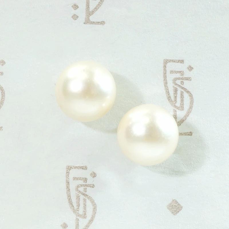 Lovely Glowing White Pearl Stud Earrings