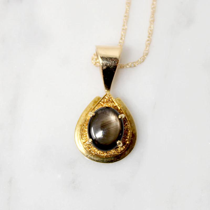 Luxe Modernist Cat's Eye Pendant in 18k Gold