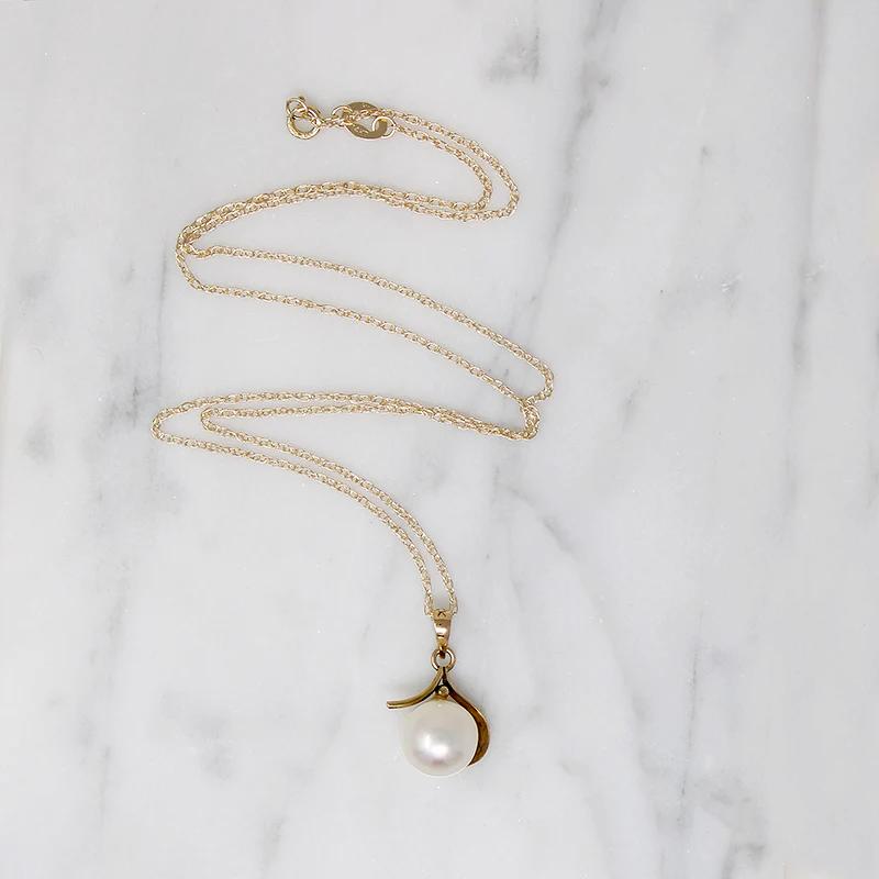 Minimalist Leafy Pearl Pendant in Gold