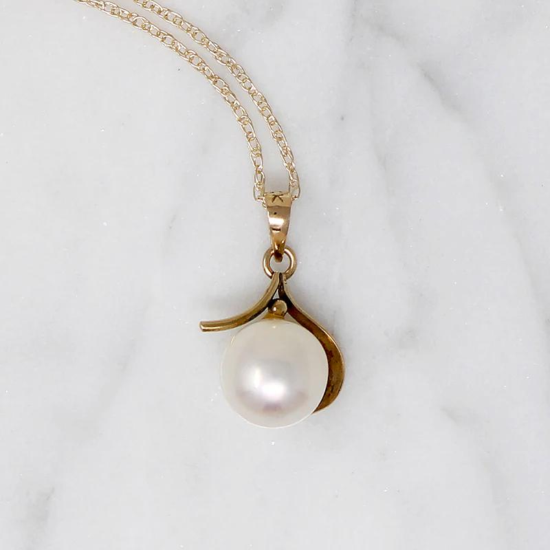 Minimalist Leafy Pearl Pendant in Gold