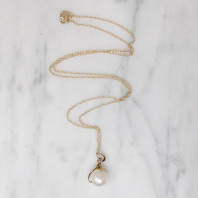 Minimalist Leafy Pearl Pendant in Gold