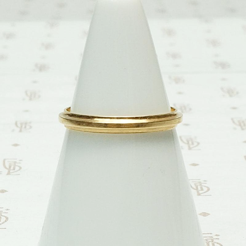 Elegantly Sculpted Gold Wedding Band