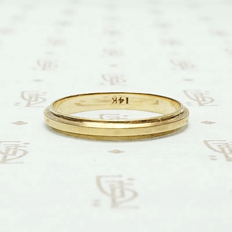 Elegantly Sculpted Gold Wedding Band
