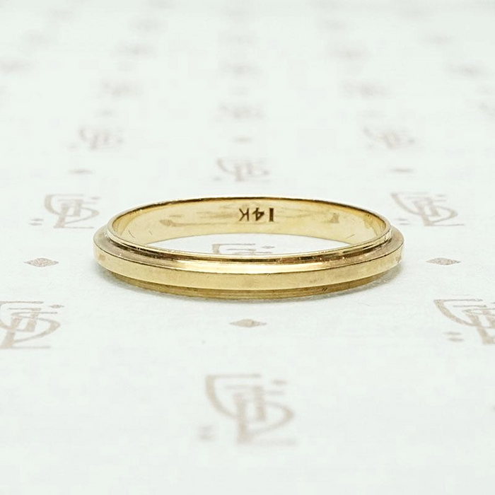 Elegantly Sculpted Gold Wedding Band