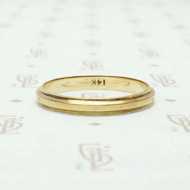 Elegantly Sculpted Gold Wedding Band