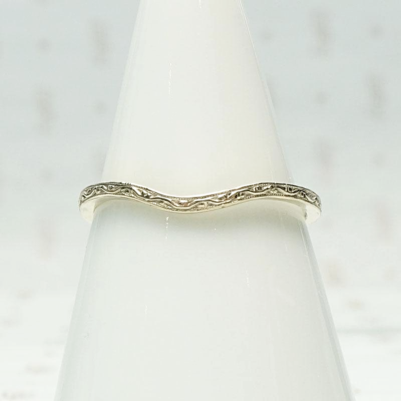 Vine & Berries Curved Wedding Band