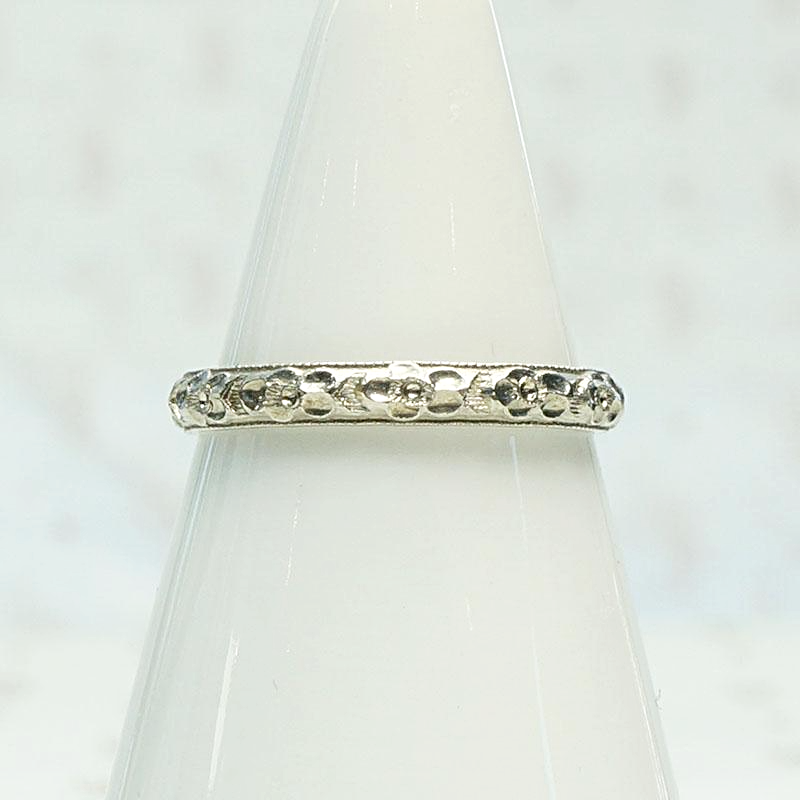Beautifully Carved White Gold Belais Band