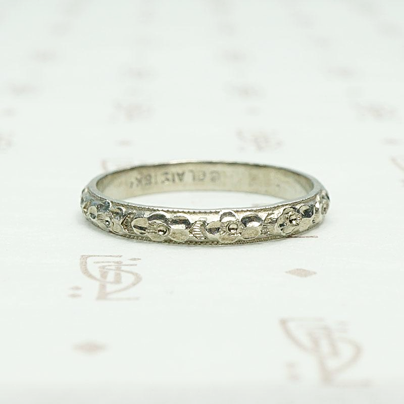 Beautifully Carved White Gold Belais Band