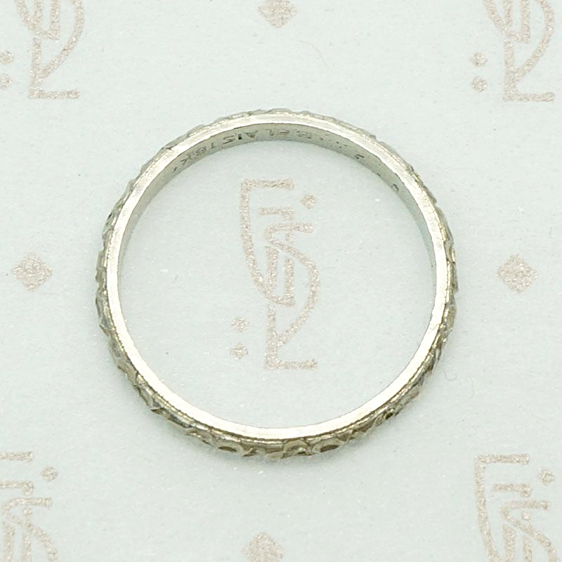 Beautifully Carved White Gold Belais Band