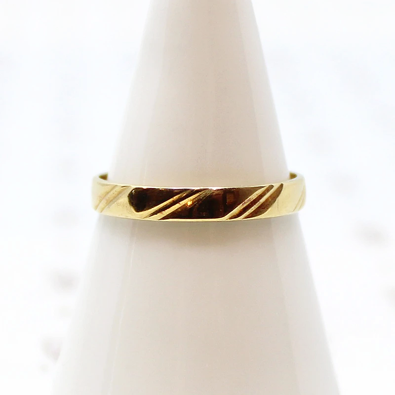 Stylish 1970s 18k Band with Diagonal Stripes