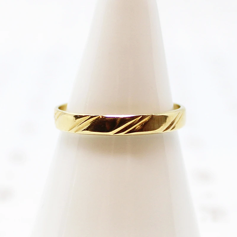 Stylish 1970s 18k Band with Diagonal Stripes