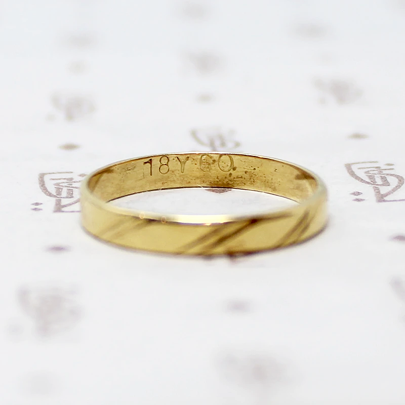 Stylish 1970s 18k Band with Diagonal Stripes