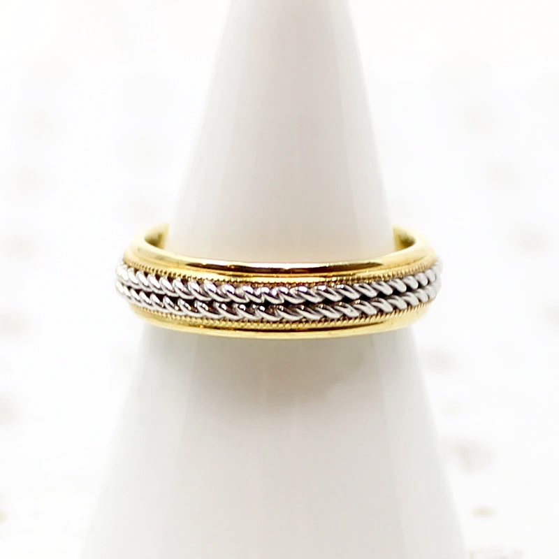 Luxurious 18k Gold Band with Platinum Rope Detail