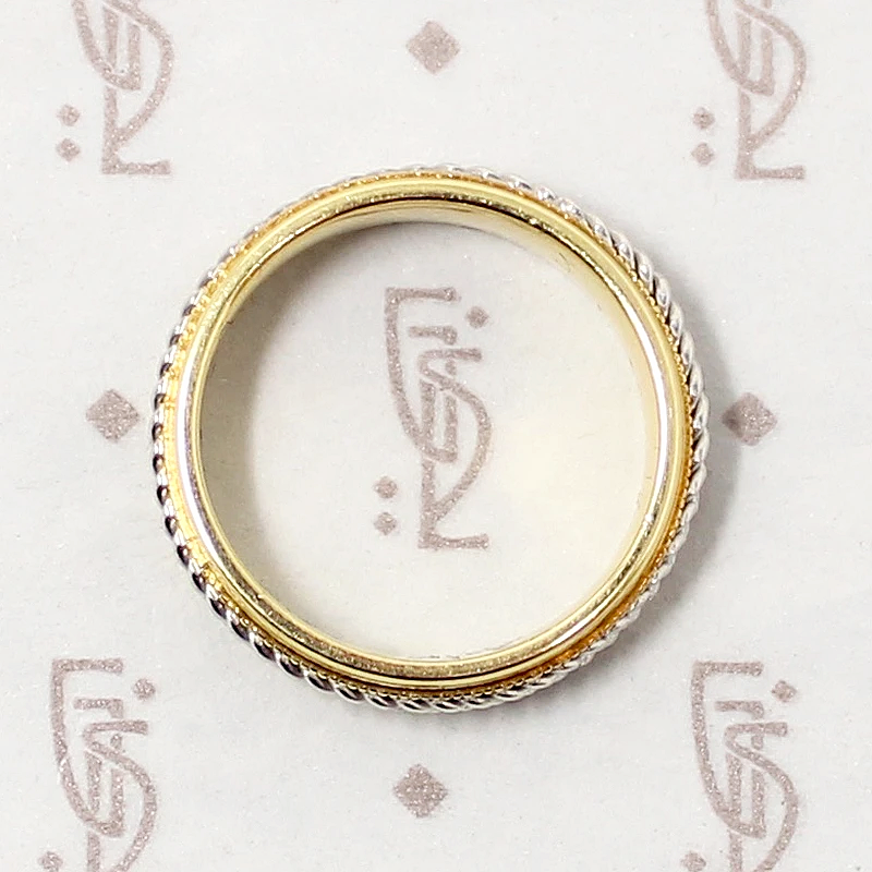 Luxurious 18k Gold Band with Platinum Rope Detail