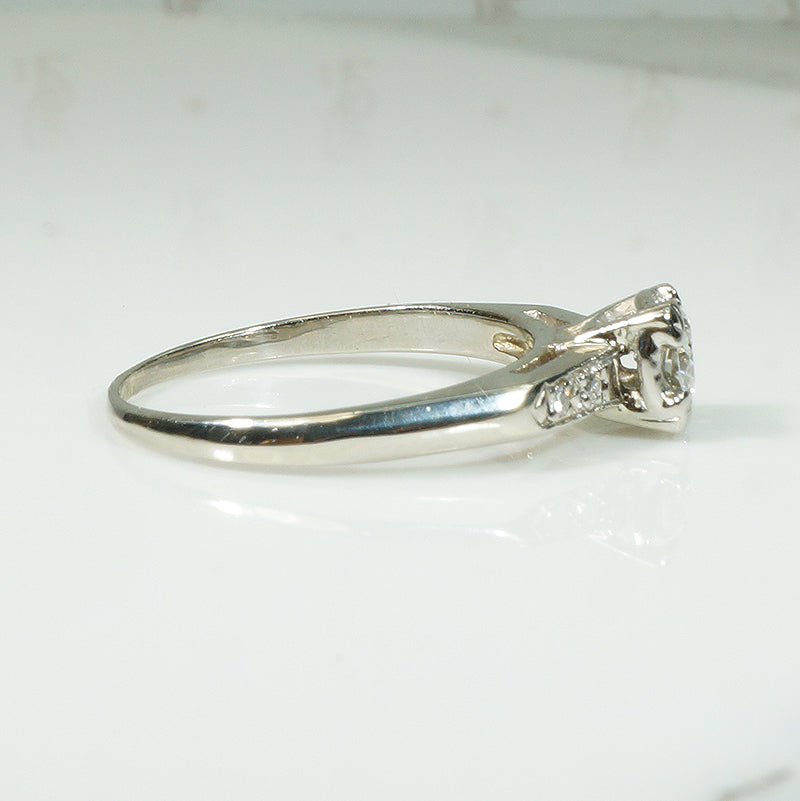 Pretty 1940's Classic Engagement Ring