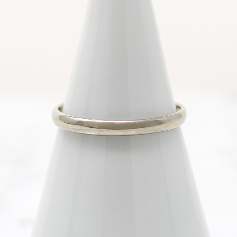 Tasteful 18k White Gold Wedding Band