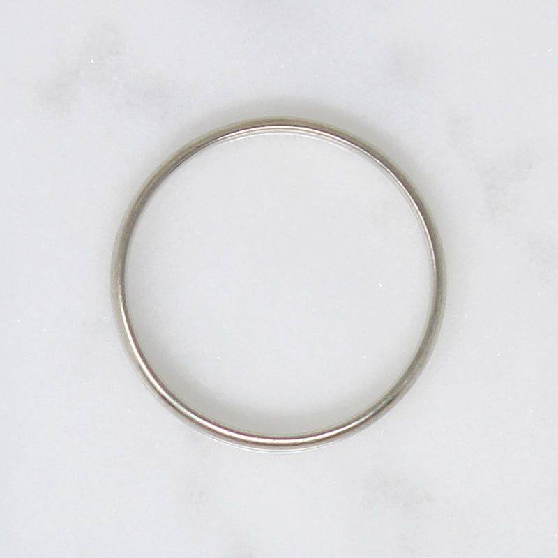 Tasteful 18k White Gold Wedding Band