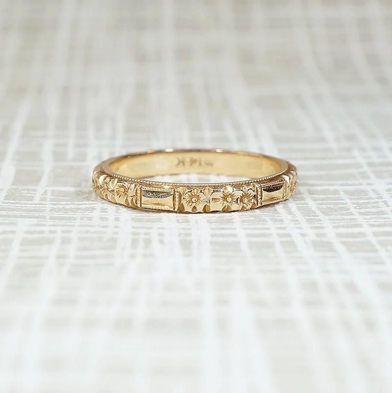 Crisp Detail Faceted Bars & Flowers Gold Band