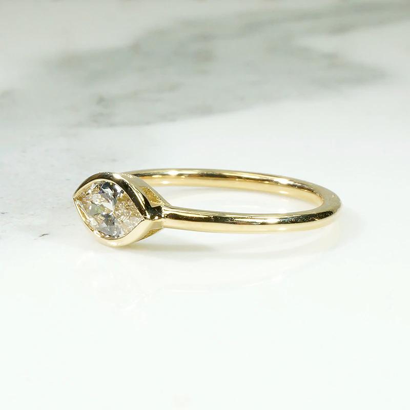 Unbelievable Marquis Diamond Solitaire in 18k Gold