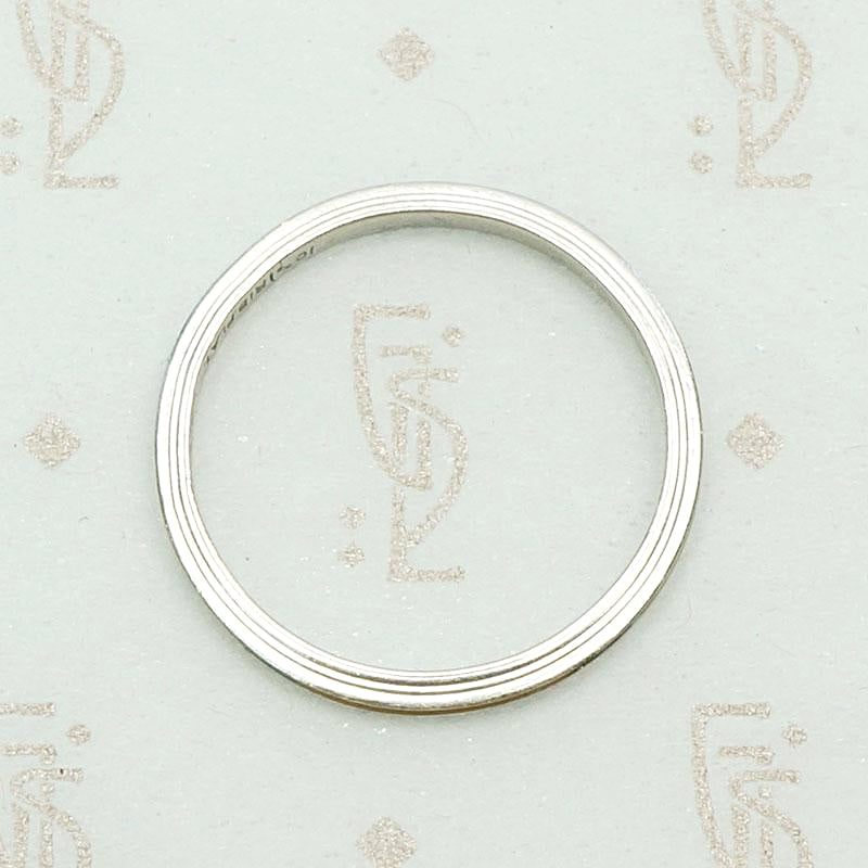 Sleek Grooved Vintage Platinum Band. Top view.