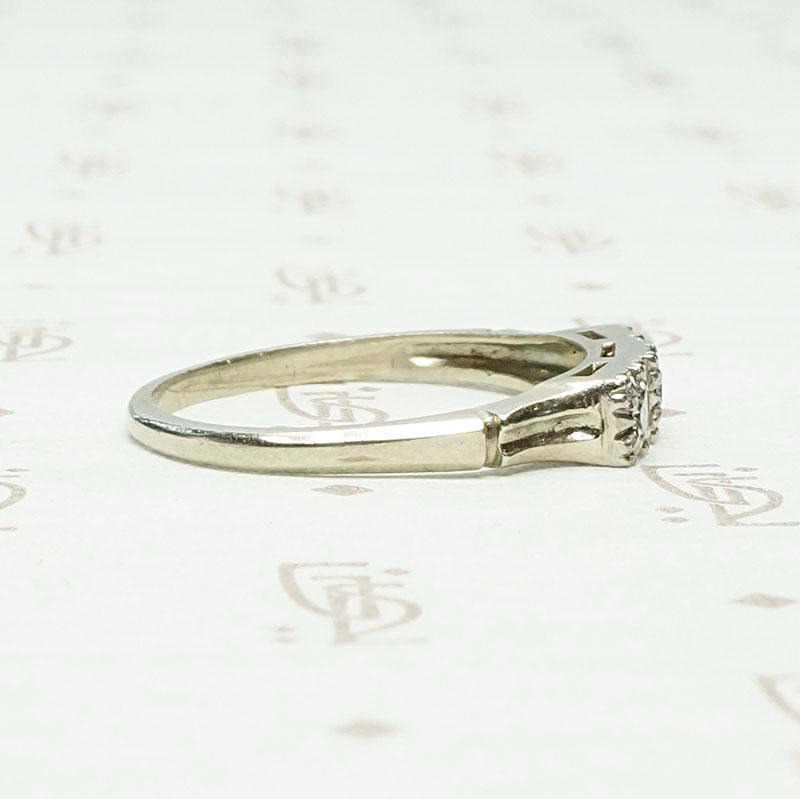 Decorative Bead Set Diamond Deco Band, side view.