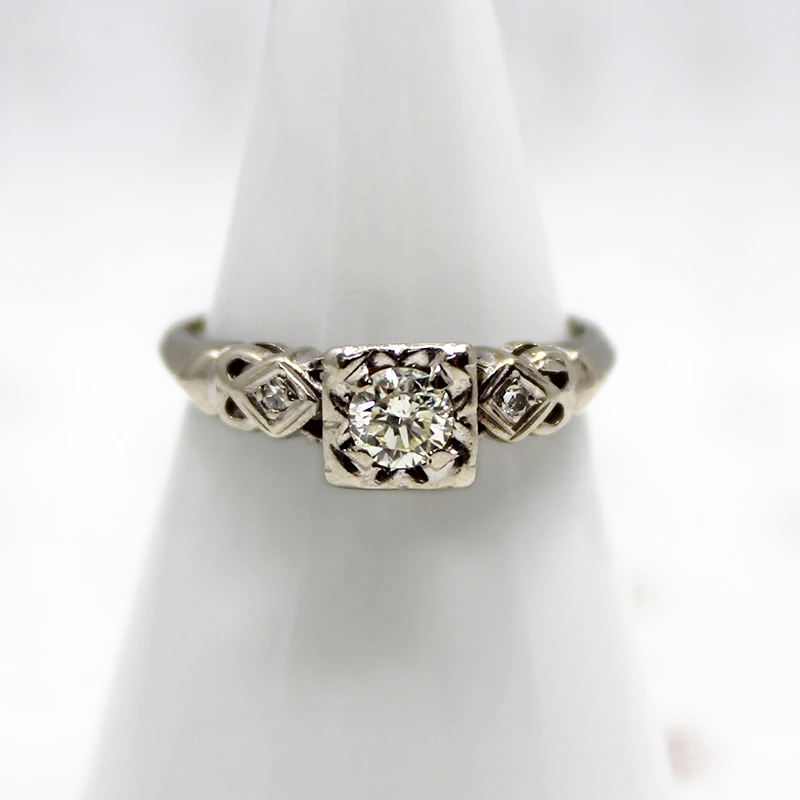 Nice Details White Gold & Diamond Engagement Ring