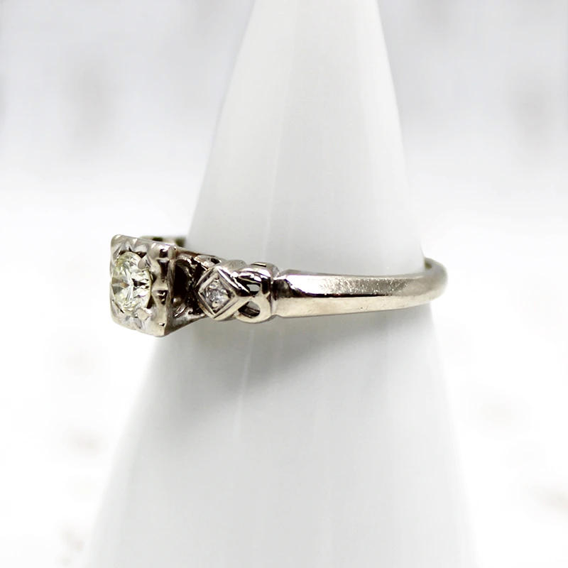 Nice Details White Gold & Diamond Engagement Ring