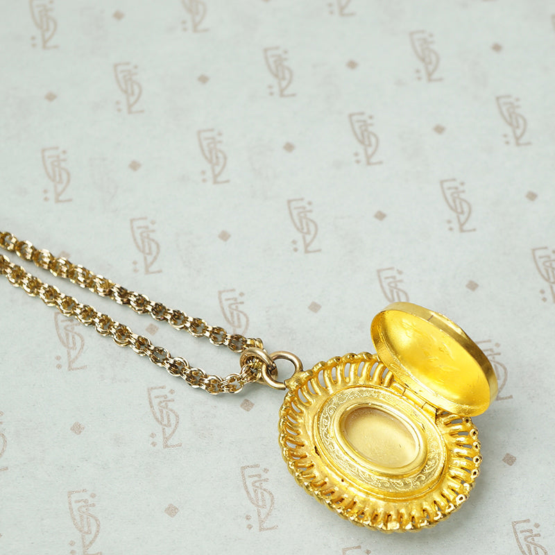 Gorgeous 15ct Gold Locket set with Lapis