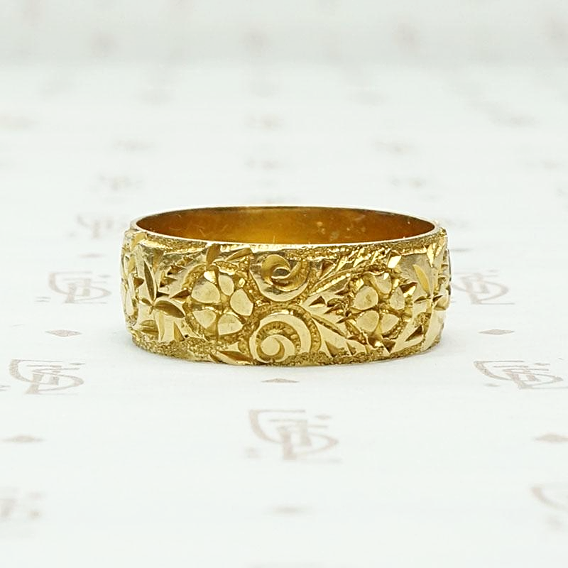 Heavily Engraved English Cigar Band in 18ct Gold