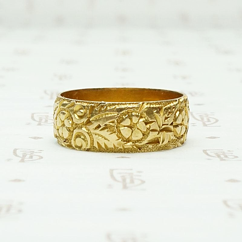 Heavily Engraved English Cigar Band in 18ct Gold